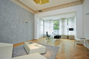 Helles, modernes Wohnzimmer mit Büro